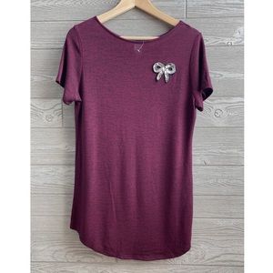 Rounded hem top with bow appliqué NWOT